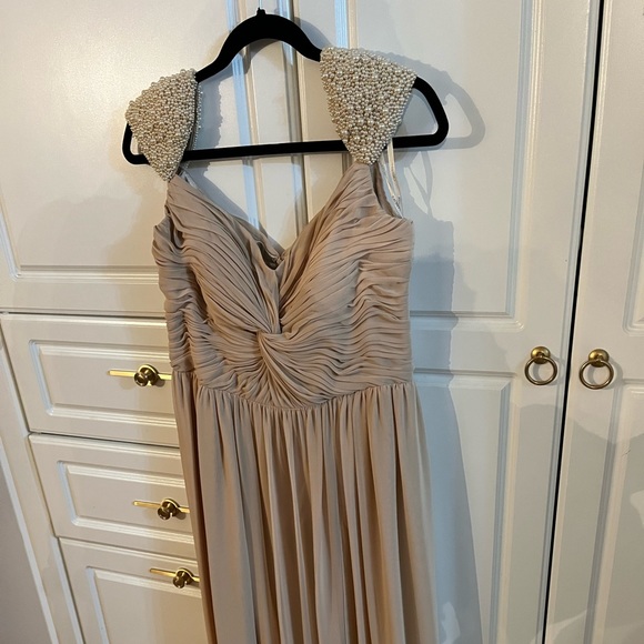 Beautiful Pearl gown - Picture 2 of 5